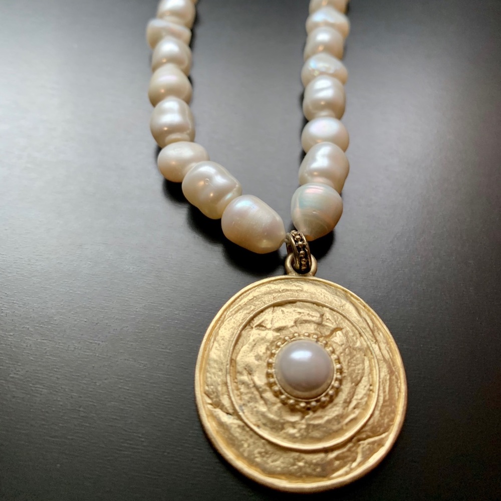 Gold pearl necklace
